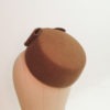 Petit chapeau rétro rond en feutre brun caramel. Fez de style vintage avec nœud. Oh... Really? par Sandra Lacroix, chapelière, Bruxelles.