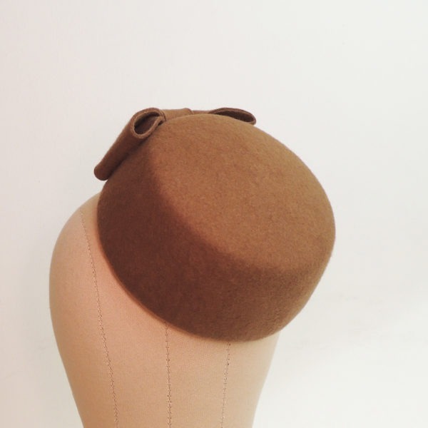 Petit chapeau rétro rond en feutre brun caramel. Fez de style vintage avec nœud. Oh... Really? par Sandra Lacroix, chapelière, Bruxelles.