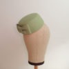 Petit chapeau rétro rond en feutre vert menthe. Fez de style vintage avec nœud. Oh... Really? par Sandra Lacroix, chapelière, Bruxelles.