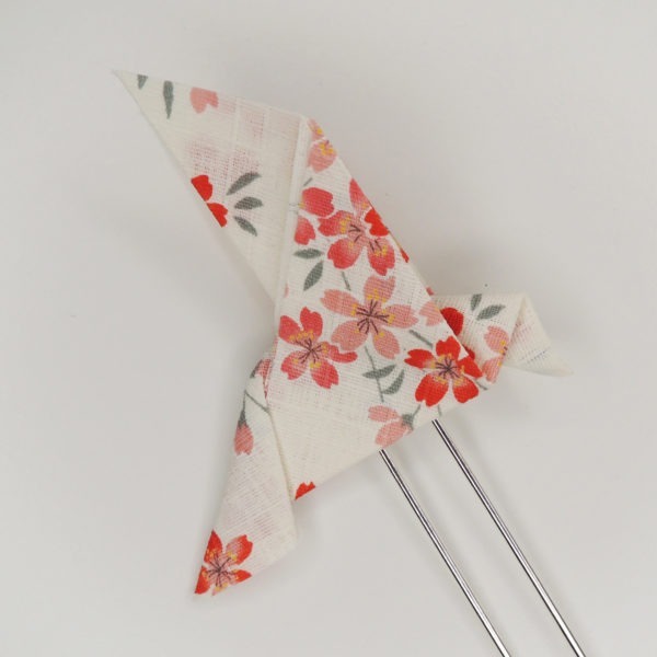 Pince à cheveux rétro avec un origami oiseau blanc avec fleurs. Accessoire de style vintage. Oh... Really? par Sandra Lacroix, chapelière, Bruxelles.