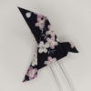 Pince à cheveux rétro avec un origami oiseau bleu marine avec fleurs. Accessoire de style vintage. Oh... Really? par Sandra Lacroix, chapelière, Bruxelles.