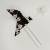 Pince à cheveux rétro avec un origami oiseau noir avec fleurs. Accessoire de style vintage. Oh... Really? par Sandra Lacroix, chapelière, Bruxelles.