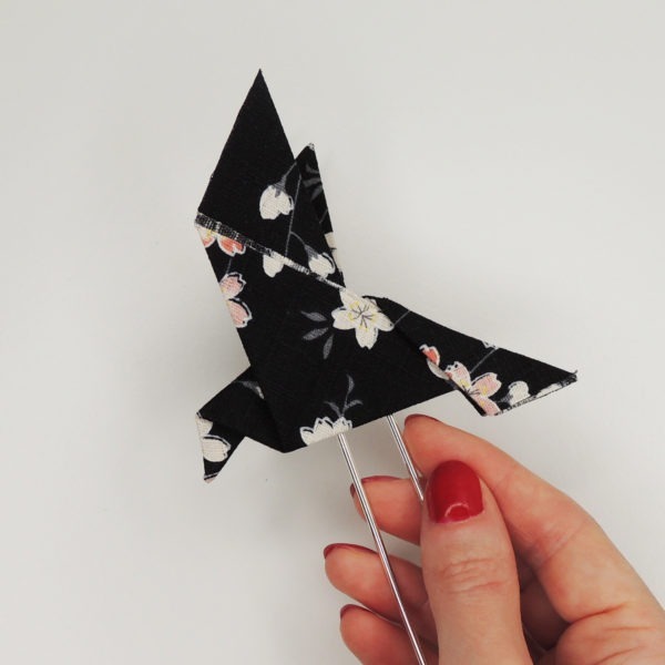 Pince à cheveux rétro avec un origami oiseau noir avec fleurs. Accessoire de style vintage. Oh... Really? par Sandra Lacroix, chapelière, Bruxelles.