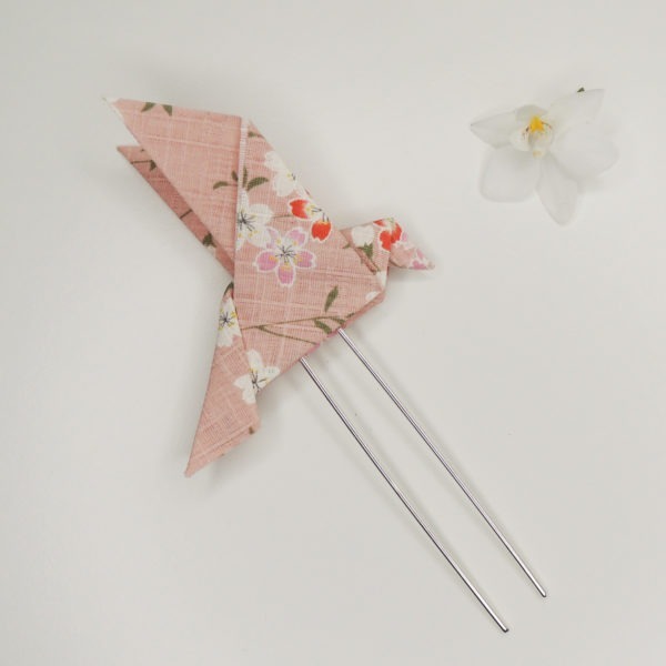 Pince à cheveux rétro avec un origami oiseau rose avec fleurs. Accessoire de style vintage. Oh... Really? par Sandra Lacroix, chapelière, Bruxelles.