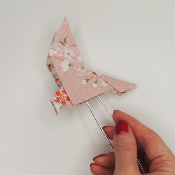 Pince à cheveux rétro avec un origami oiseau rose avec fleurs. Accessoire de style vintage. Oh... Really? par Sandra Lacroix, chapelière, Bruxelles.