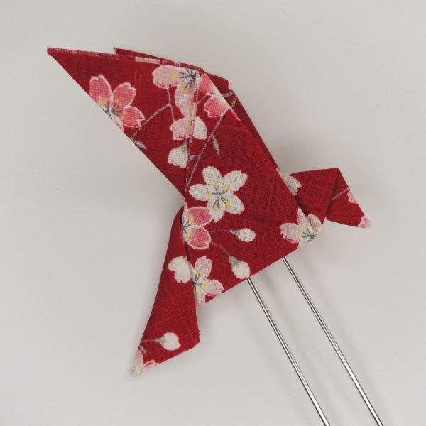 Pince à cheveux rétro avec un origami oiseau rouge bordeaux avec fleurs. Accessoire de style vintage. Oh... Really? par Sandra Lacroix, chapelière, Bruxelles.