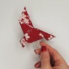 Pince à cheveux rétro avec un origami oiseau rouge bordeaux avec fleurs. Accessoire de style vintage. Oh... Really? par Sandra Lacroix, chapelière, Bruxelles.