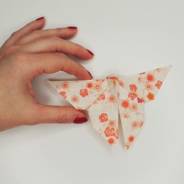 Accessoire pour cheveux rétro. Pince de style vintage avec un origami papillon blanc ivoire à fleurs. Oh... Really? par Sandra Lacroix, chapelière, Bruxelles.