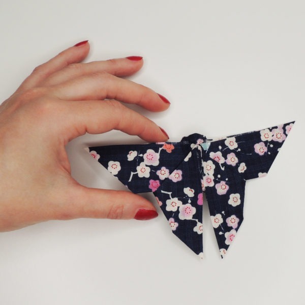 Accessoire pour cheveux rétro. Pince de style vintage avec un origami papillon bleu marine à fleurs. Oh... Really? par Sandra Lacroix, chapelière, Bruxelles.