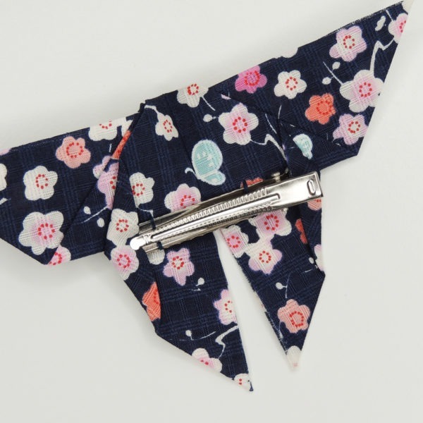 Accessoire pour cheveux rétro. Pince de style vintage avec un origami papillon bleu marine à fleurs. Oh... Really? par Sandra Lacroix, chapelière, Bruxelles.
