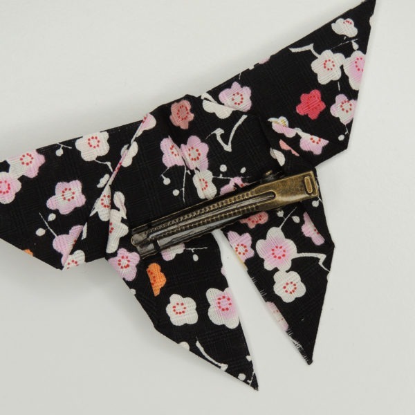 Accessoire pour cheveux rétro. Pince de style vintage avec un origami papillon noir à fleurs. Oh... Really? par Sandra Lacroix, chapelière, Bruxelles.