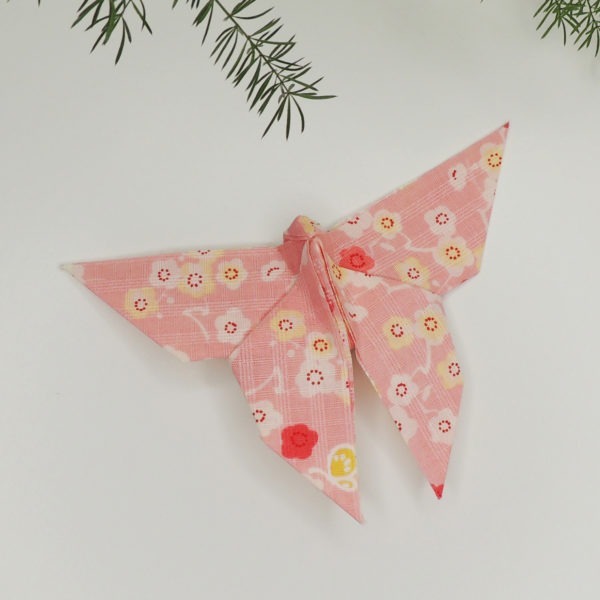 Accessoire pour cheveux rétro. Pince de style vintage avec un origami papillon rose à fleurs. Oh... Really? par Sandra Lacroix, chapelière, Bruxelles.