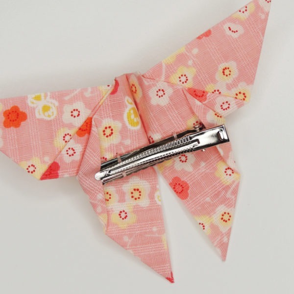 Accessoire pour cheveux rétro. Pince de style vintage avec un origami papillon rose à fleurs. Oh... Really? par Sandra Lacroix, chapelière, Bruxelles.