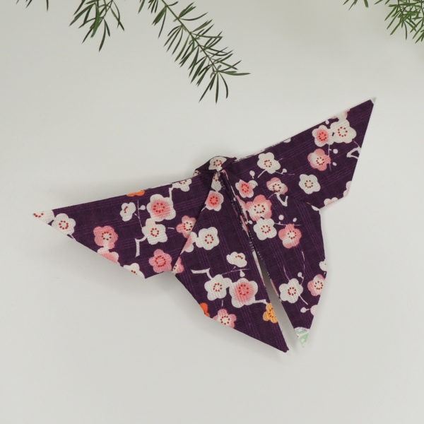 Accessoire pour cheveux rétro. Pince de style vintage avec un origami papillon violet à fleurs. Oh... Really? par Sandra Lacroix, chapelière, Bruxelles.